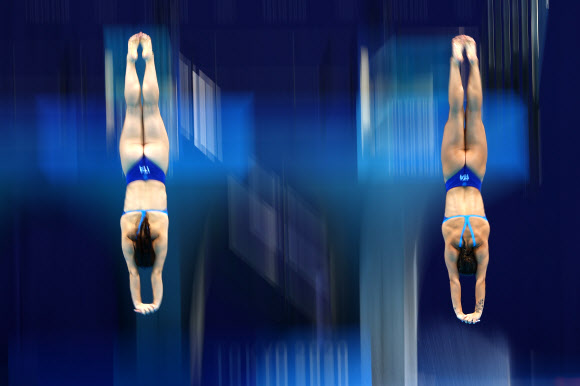 Tokyo 2020 Olympics - Diving - Women‘s 3m Springboard Synchro - Final - Tokyo Aquatics Centre, Tokyo, Japan ? July 25, 2021. Elena Bertocchi of Italy and Chiara Pellacani of Italy in action REUTERS/Antonio Bronic/2021-07-25 15:26:56/ <연합뉴스