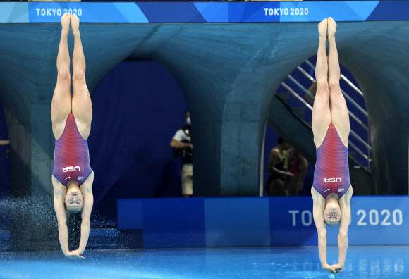 Alison Gibson and Krysta Palmer of the United States‘ compete during the Women’s Synchronized 3m Springboard Final at the Tokyo Aquatics Centre at the 2020 Summer Olympics, Sunday, July 25, 2021, in Tokyo, Japan. (AP Photo/Dmitri Lovetsky) POOL PHOTO/2021-07-25 15:11:41/ <연합뉴스