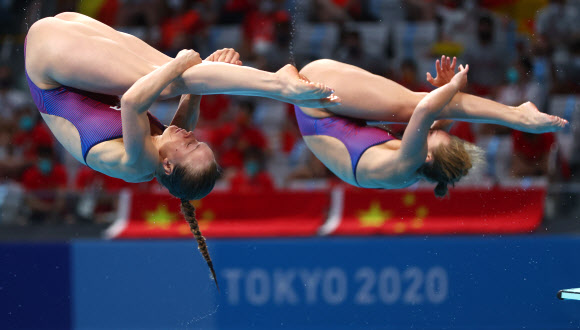 Tokyo 2020 Olympics - Diving - Women‘s 3m Springboard Synchro - Final - Tokyo Aquatics Centre, Tokyo, Japan ? July 25, 2021. Alison Gibson of the United States and  Krysta Palmer of the United States in action REUTERS/Kai Pfaffenbach/2021-07-25 16:09:34/ <연합뉴스