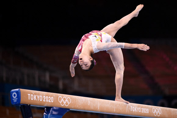 Japan‘s Hitomi Hatakeda competes in the artistic gymnastics balance beam event of the women’s qualification during the Tokyo 2020 Olympic Games at the Ariake Gymnastics Centre in Tokyo on July 25, 2021. (Photo by Loic VENANCE / AFP)/2021-07-25 10:26:40/ <연합뉴스