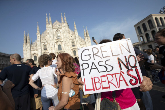 백신 접종 확인서인 ‘그린 패스’에 반대해 이탈리아 밀라노에서 일어난 시위 모습. 밀라노 EPA 연합뉴스