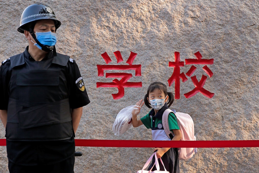 중국 베이징에서 한 초등학생이 학교에 등교하고 있다. 베이징에서는 학생 납치를 막고자 등하교시 대규모 보안 인력이 학교 주변에 배치된다. 베이징 AP 연합뉴스