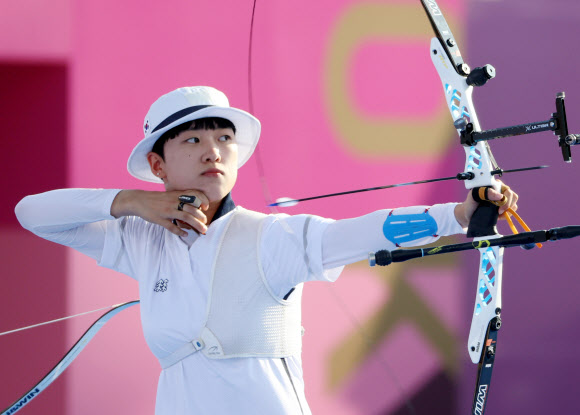 지난 24일 열린 양궁 혼성 단체전에서 도쿄올림픽 한국선수단의 첫 금메달을 신고했던 안산이 25일 러시아올림픽선수단(ROC)을 상대로 한 여자 단체전 결승에서 과녁을 향해 활을 쏘고 있다.  도쿄 정연호 기자 tpgod@seoul.co.kr