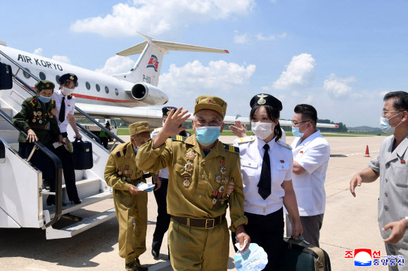 북한이 조국해방전쟁승리(정전협정 체결) 68주년(7.27)을 맞아 제7차 전국로병대회에 참가할 노병들이 25일 평양에 도착했다고 조선중앙통신이 26일 보도했다.   2021.7.26  평양 조선중앙통신 연합뉴스