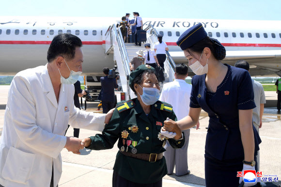 북한이 조국해방전쟁승리(정전협정 체결) 68주년(7.27)을 맞아 제7차 전국로병대회에 참가할 노병들이 25일 평양에 도착했다고 조선중앙통신이 26일 보도했다.   2021.7.26  평양 조선중앙통신 연합뉴스