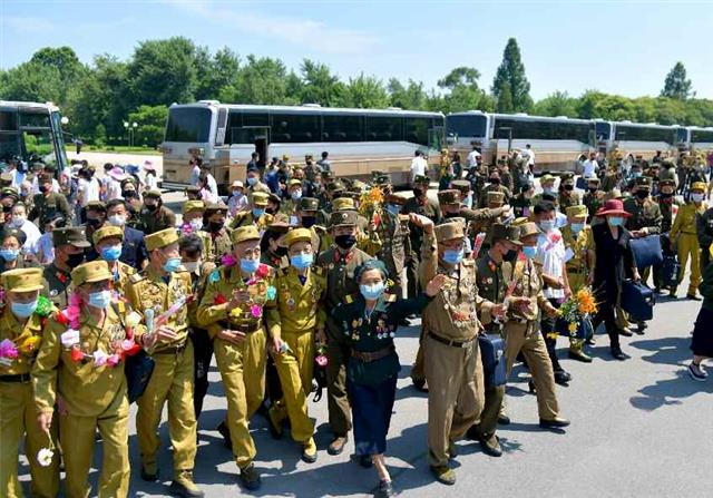 북한 노동당 기관지 노동신문은 26일 제7차 전국노병대회 참가자들이 전날 평양에 도착했다고 보도했다. 신문은 “위대한 조국해방전쟁승리 68돐(돌)을 맞으며 제7차 전국노병대회가 수도 평양에서 성대히 진행되게 된다”며 “당 중앙위원회 간부들과 관계 일꾼들이 평양에 도착한 대회 참가자들을 따뜻이 맞이하였다”고 전했다. 평양 노동신문 뉴스1