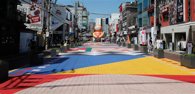 신종 코로나바이러스 감염증(코로나19) 신규 확진자가 연일 네자리 수를 기록하고 있는 25일 서울 마포구 홍대 일대가 한산하다. 2021.7.25 뉴스1