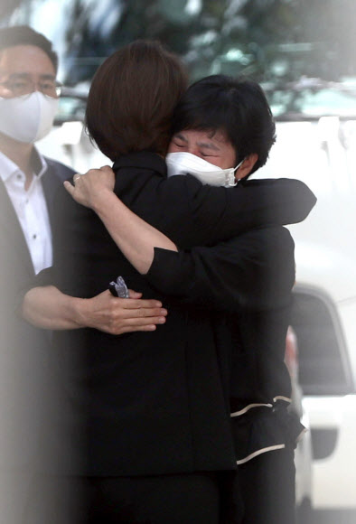 더불어민주당 고민정 의원이 26일 오후 경남 창원시 마산회원구 창원교도소에서 김경수 전 경남지사 수감 후 김 전 지사 부인 김정순 씨와 포옹하고 있다. 2021.7.26  연합뉴스