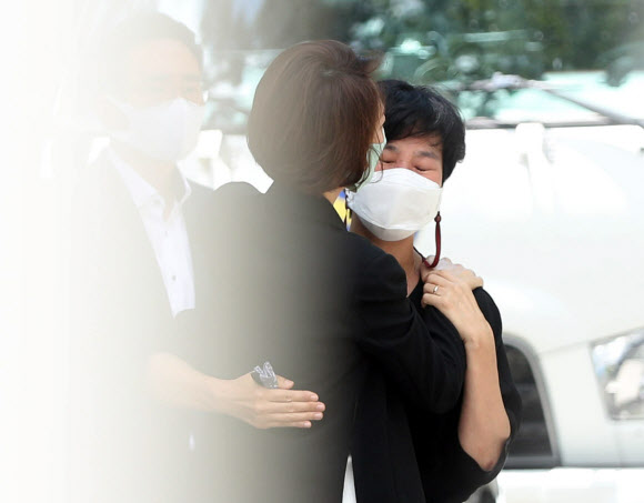 더불어민주당 고민정 의원이 26일 오후 경남 창원시 마산회원구 창원교도소에서 김경수 전 경남지사 수감 후 김 전 지사 부인 김정순 씨와 포옹하고 있다. 2021.7.26  연합뉴스