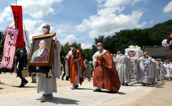 26일 전북 김제 금산사 다비장 연화대에서 월주스님 다비식이 거행되고 있다. 스님들과 신도들은 무더위 속에서도 태공당 월주 대종사의 마지막 가는 길을 지켜봤다. 2021.7.26  연합뉴스