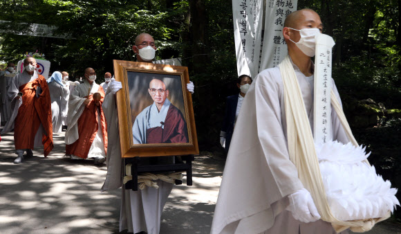 26일 전북 김제 금산사 다비장 연화대에서 월주스님 다비식이 거행되고 있다. 스님들과 신도들은 무더위 속에서도 태공당 월주 대종사의 마지막 가는 길을 지켜봤다. 2021.7.26  연합뉴스