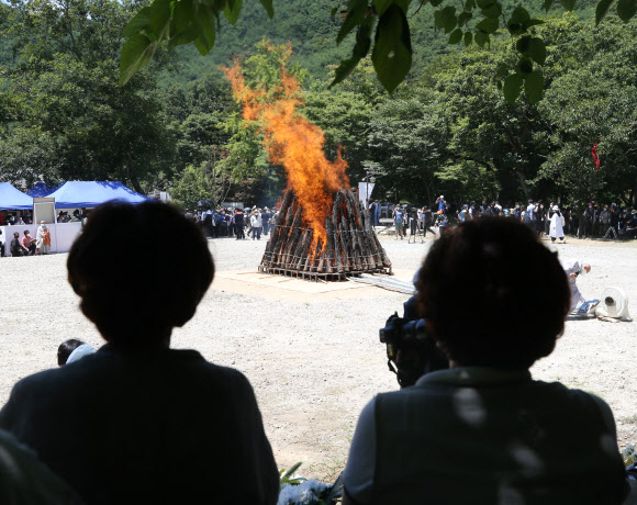 26일 전북 김제 금산사 다비장 연화대에서 월주스님 다비식이 거행되고 있다. 스님들과 신도들은 무더위 속에서도 태공당 월주 대종사의 마지막 가는 길을 지켜봤다. 2021.7.26  연합뉴스