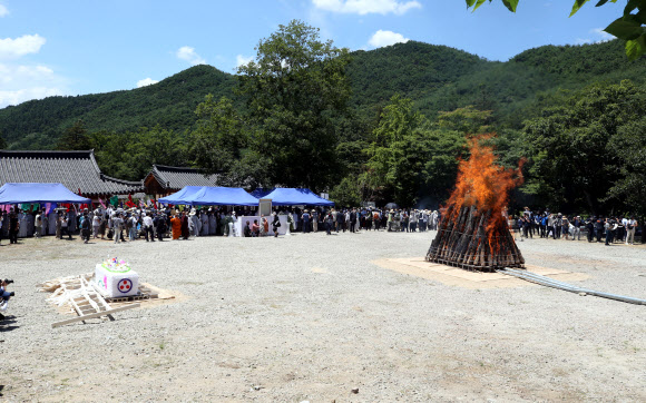26일 전북 김제 금산사 다비장 연화대에서 월주스님 다비식이 거행되고 있다. 스님들과 신도들은 무더위 속에서도 태공당 월주 대종사의 마지막 가는 길을 지켜봤다. 2021.7.26  연합뉴스