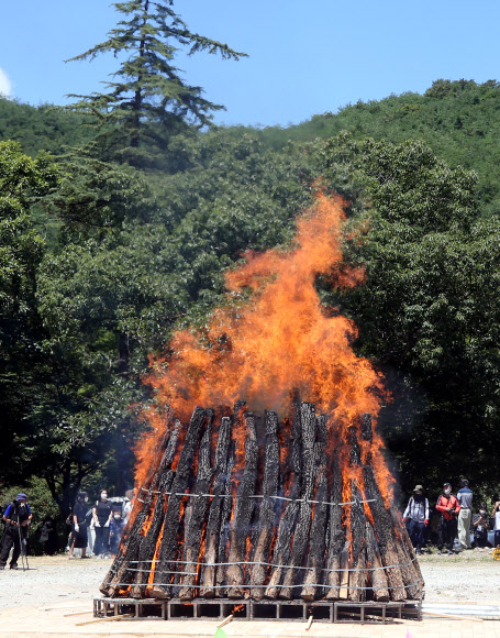 26일 전북 김제 금산사 다비장 연화대에서 월주스님 다비식이 거행되고 있다. 스님들과 신도들은 무더위 속에서도 태공당 월주 대종사의 마지막 가는 길을 지켜봤다. 2021.7.26  연합뉴스
