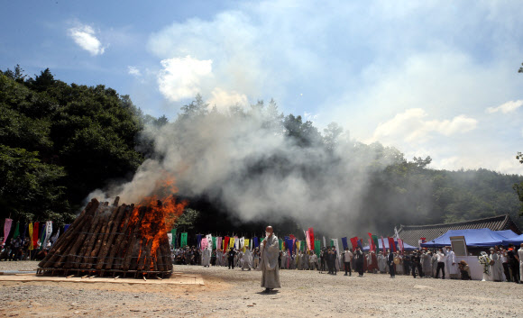 26일 전북 김제 금산사 다비장 연화대에서 월주스님 다비식이 거행되고 있다. 스님들과 신도들은 무더위 속에서도 태공당 월주 대종사의 마지막 가는 길을 지켜봤다. 2021.7.26  연합뉴스