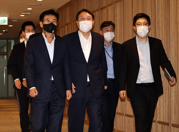 윤석열 검찰총장이 26일 오후 오세훈 서울시장을 만나기 위해 시청 청사를 방문하고 있다. 2021. 7. 26  국회사진기자단