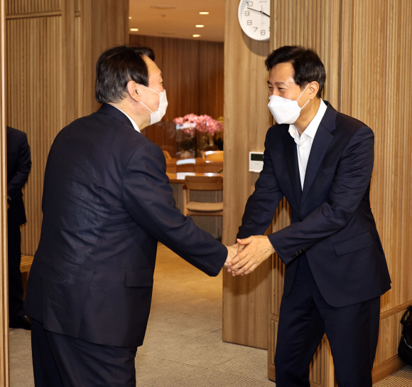 윤석열 검찰총장이 26일 오후 서울시청을 방문해 오세훈 서울시장을 만나고 있다. 2021. 7. 26  국회사진기자단