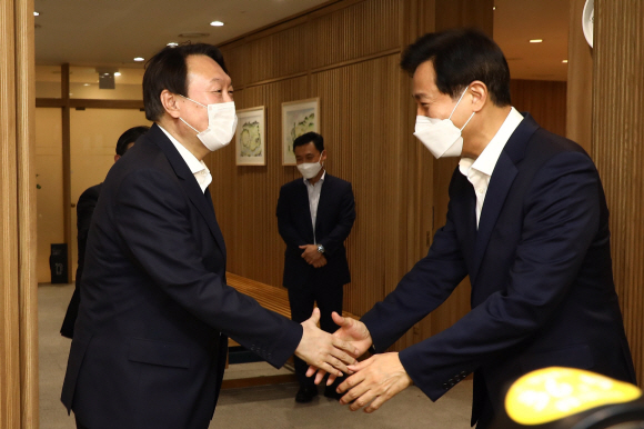 윤석열 전 검찰총장이 26일 오후 서울 중구 서울시청을 방문, 오세훈 서울시장과 악수를 나누고 있다. 2021. 7. 26  국회사진기자단