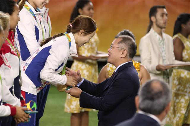 정의선(오른쪽) 현대자동차그룹 회장이 2016년 브라질 리우올림픽 여자 양궁 단체전에서 우승한 장혜진 선수에게 금메달을 시상한 뒤 악수하고 있다.  현대자동차그룹 제공