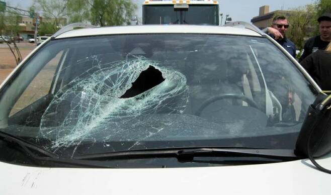 도로에서 쇠기둥이 갑자기 날아와 운행 중이던 차량에 꽂히는 사고가 발생했다. 애리조나공공안전부 페이스북 캡처  