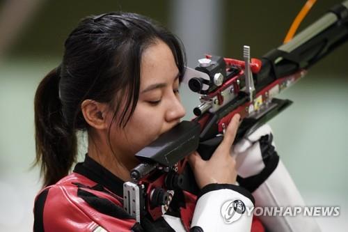 24일 올림픽 여자 10m 공기소총 경기에 출전한 왕루야오. AP=연합뉴스