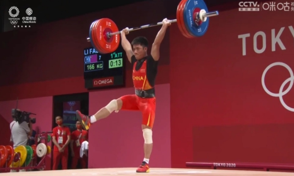 중국의 한 선수가 166kg 역기를 든 채, 한쪽 다리를 들어올렸다. 중국중앙방송(CCTV) 캡처