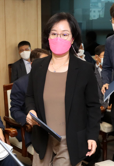 김현아 서울주택도시공사(SH) 사장 후보자가 27일 오전 서울 중구 서울시의회 별관에서 열린 인사청문회에서 선서를 위해 발언대로 향하고 있다. 2021.7.27  연합뉴스