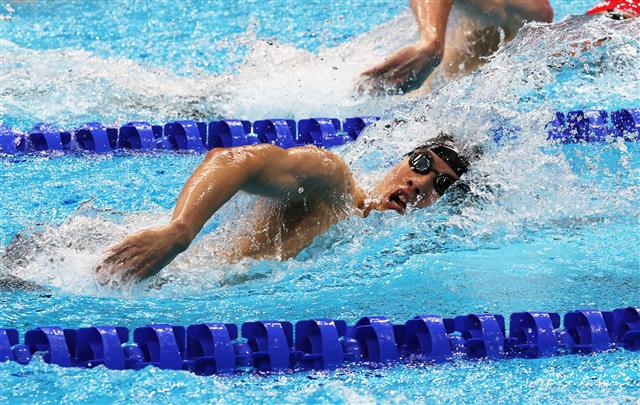 황선우가 27일 일본 도쿄 아쿠아틱스 센터에서 열린 남자 자유형 200m 결승에서 역영하고 있다. 2021.7.27.  도쿄 올림픽 사진공동취재단