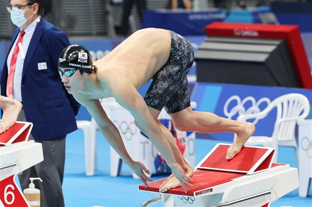 황선우가 27일 일본 도쿄 아쿠아틱스 센터에서 열린 남자 자유형 200m 결승에서 출발하고있다. 2021.7.27.  도쿄올림픽 사진공동취재단