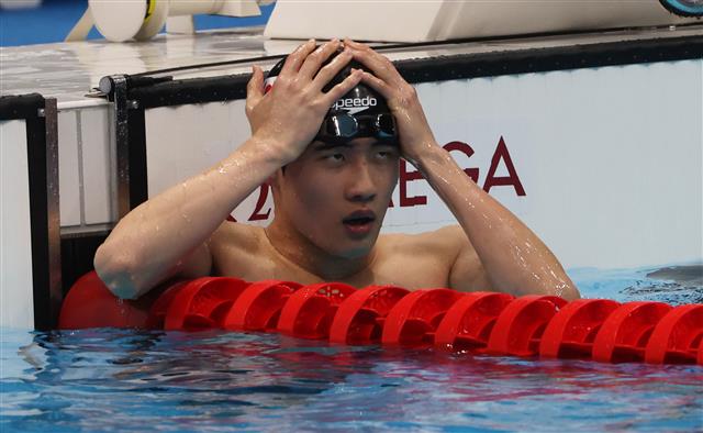 황선우가 27일 일본 도쿄 아쿠아틱스 센터에서 열린 남자 자유형 200m 결승에서 경기를 마친 뒤 기록을 보고있다. 2021.7.27.  도쿄 올림픽 사진공동취재단