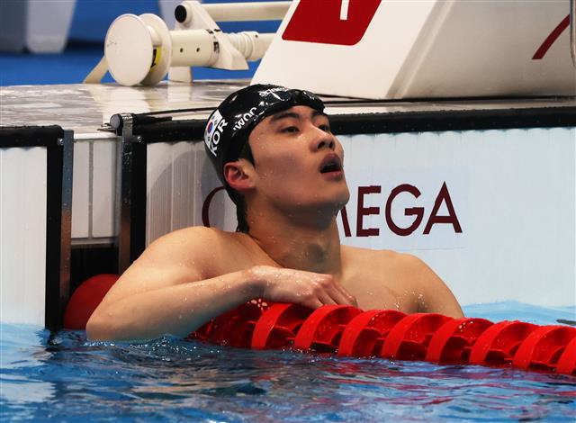 황선우가 27일 일본 도쿄 아쿠아틱스 센터에서 열린 남자 자유형 200m 결승에서 경기를 마친 뒤 기록을 보고있다. 2021.7.27.  도쿄 올림픽 사진공동취재단