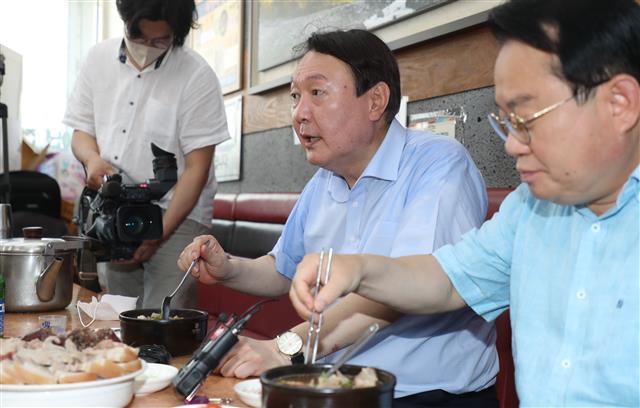 야권 대권주자인 윤석열 전 검찰총장이 27일 부산 서구의 한 식당을 방문, 지역 국회의원들과 함께 식사하고 있다. 2021.7.27 뉴스1