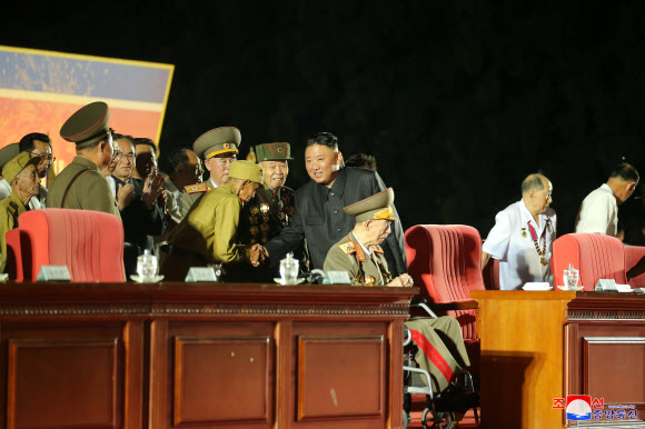 북한이 27일 평양 조국해방전쟁승리기념탑 앞에서 제7차 전국노병대회를 열었다고 조선중앙통신이 28일 보도했다. 2021.7.28  평양 조선중앙통신 연합뉴스