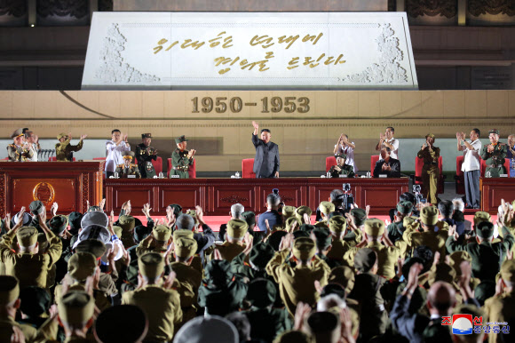 북한이 27일 평양 조국해방전쟁승리기념탑 앞에서 제7차 전국노병대회를 열었다고 조선중앙통신이 28일 보도했다. 2021.7.28  평양 조선중앙통신 연합뉴스