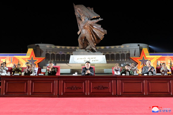 북한이 27일 평양 조국해방전쟁승리기념탑 앞에서 제7차 전국노병대회를 열었다고 조선중앙통신이 28일 보도했다. 2021.7.28  평양 조선중앙통신 연합뉴스