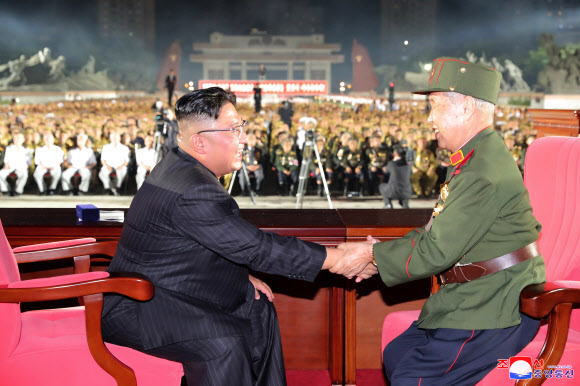 북한이 27일 평양 조국해방전쟁승리기념탑 앞에서 제7차 전국노병대회를 열었다고 조선중앙통신이 28일 보도했다. 2021.7.28  평양 조선중앙통신 연합뉴스