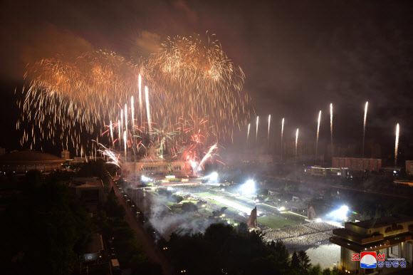 북한이 27일 평양 조국해방전쟁승리기념탑 앞에서 제7차 전국노병대회를 열었다고 조선중앙통신이 28일 보도했다. 2021.7.28  평양 조선중앙통신 연합뉴스
