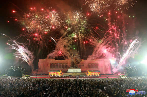 북한이 27일 평양 조국해방전쟁승리기념탑 앞에서 제7차 전국노병대회를 열었다고 조선중앙통신이 28일 보도했다. 2021.7.28  평양 조선중앙통신 연합뉴스