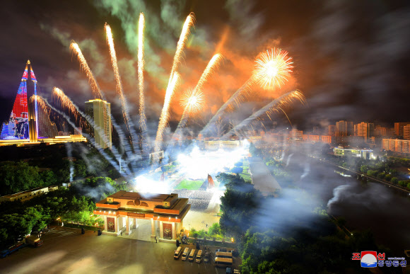 북한이 27일 평양 조국해방전쟁승리기념탑 앞에서 제7차 전국노병대회를 열었다고 조선중앙통신이 28일 보도했다. 2021.7.28  평양 조선중앙통신 연합뉴스