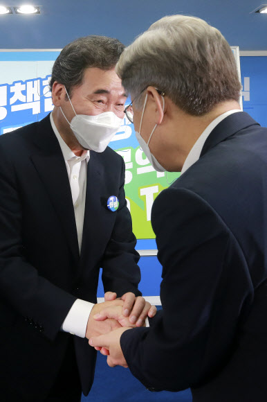 더불어민주당 대선 예비후보인 이낙연 전 대표와 이재명 경기도지사가 28일 오전 서울 여의도 중앙당사에서 열린 제20대 대선 후보자 ‘원팀’ 협약식을 마치고 악수를 하고 있다. 2021.7.28 연합뉴스