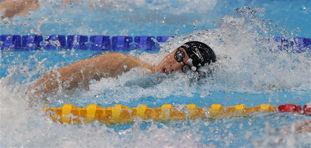 황선우 수영 국가대표가 28일 일본 도쿄 아쿠아틱스 센터에서 열린 도쿄올림픽 남자 100m 자유형 준결승에서 물살을 가르고 있다. 2021.07.28  도쿄 올림픽 사진공동취재단