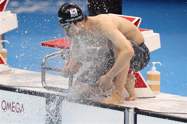 황선우 수영 국가대표가 28일 일본 도쿄 아쿠아틱스 센터에서 열린 도쿄올림픽 남자 100m 자유형 준결승에 경기 시작 전 몸에 물을 묻히고 있다. 2021.07.28  도쿄 올림픽 사진공동취재단