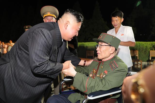 북한 노동당 기관지 노동신문은 제7차 전국노병대회가 27일 평양 조국해방전쟁승리기념탑 앞에서 성대히 진행됐다고 28일 보도했다. 신문은 대회에 참석한 김정은 당 총비서가 “당과 정부, 무력기관의 중요직책에서 오랜 기간 일해온 전쟁노병들을 만나시고 그들의 손을 일일이 잡아주시며 따뜻한 인사를 나누시었다”고 전했다. 평양 노동신문 뉴스1