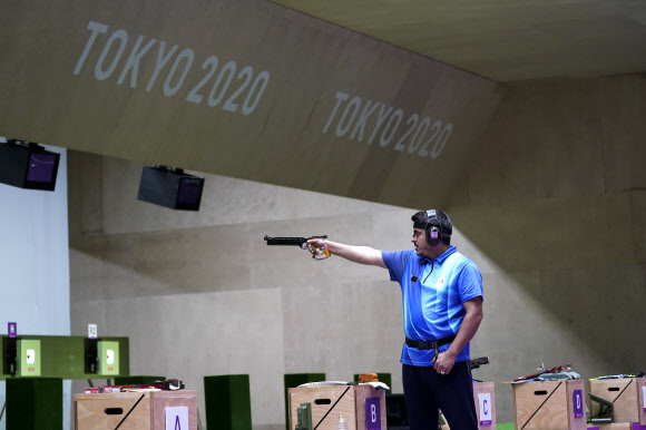 2020 도쿄올림픽 남자 10m 공기권총 종목에서 금메달을 차지한 자바드 포루기(41)가 테러 조직에 몸담고 있는 것으로 알려져 논란이 일고 있다. 2021.07.28 AP연합