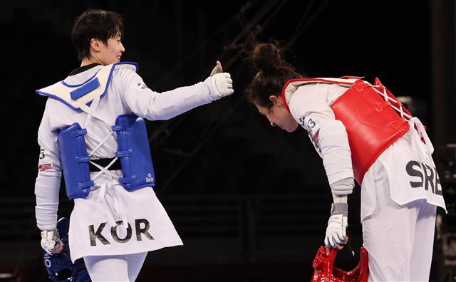 지난 27일 일본 지바 마쿠하리 메세홀A서 열린 태권도 여자 67㎏급 결승전에서 패한 이다빈(왼쪽)이 세르비아의 밀리차 만디치에게 엄지를 들어 보이며 축하하고 있다. 지바 올림픽사진공동취재단