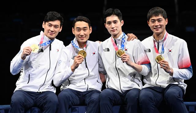 구본길 김정환 김준호 오상욱 선수가 28일 일본 지바의 마쿠하리 메세에서 열린 2020도쿄올림픽 펜싱 남자 사브르 단체전 금메달 시상식에서 메달을 들어보이고 있다. 2021.07. 28 올림픽사진공동취재단