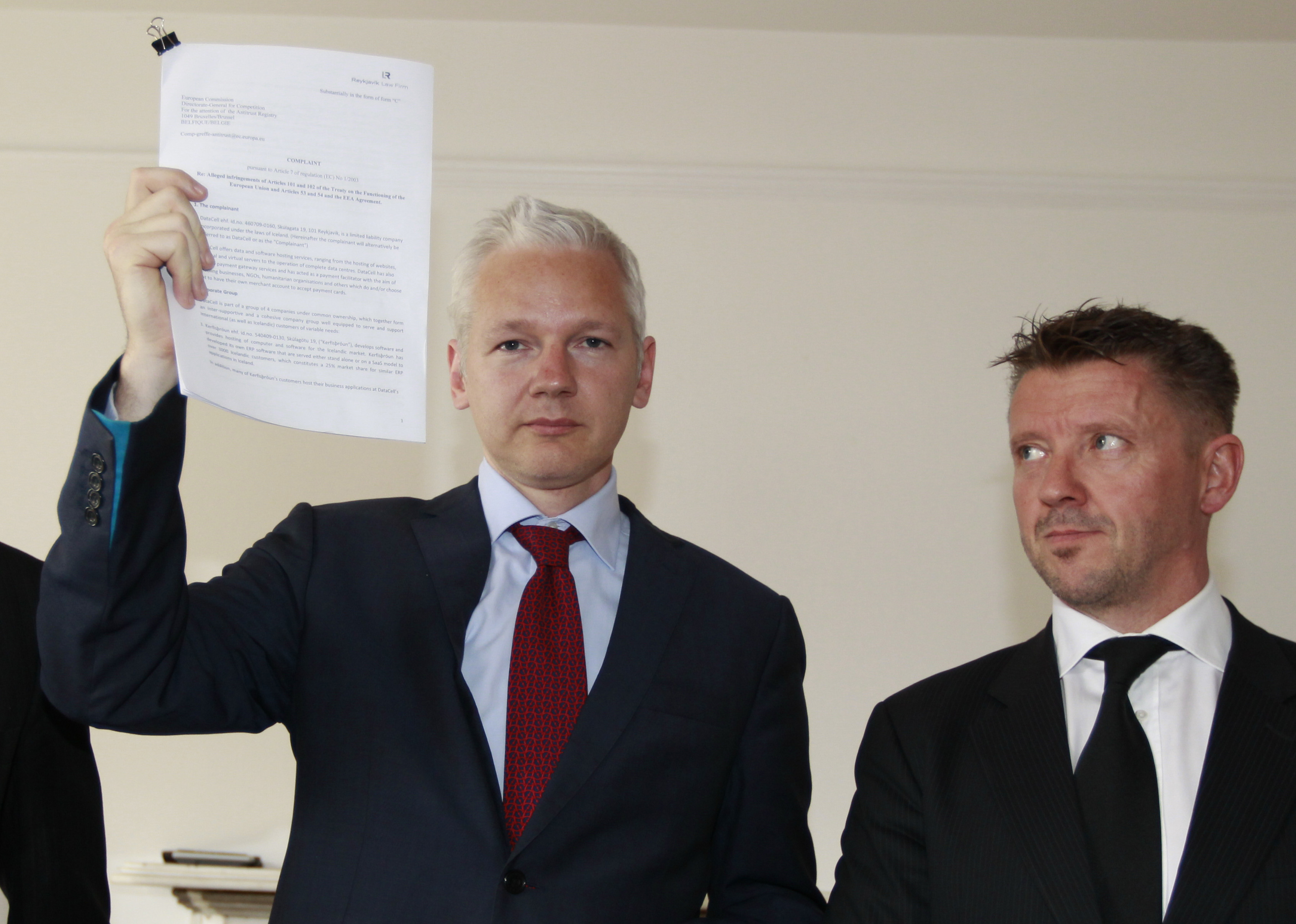 지난 2011년 영국 런던에서 변호사 입회 하에 미국 외교 기밀문서를 폭로 중인 줄리언 어산지(왼쪽). 런던 AP 연합뉴스
