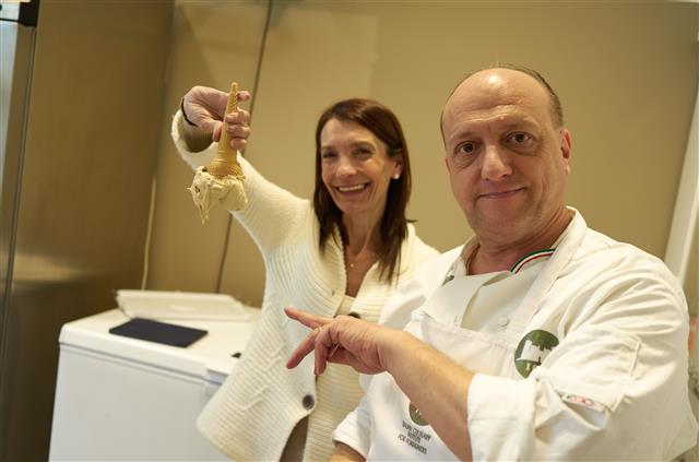 이탈리아 요리학교에서 젤라토 수업을 진행한 마시모 콘티(오른쪽) 셰프는 “젤라토를 제대로 만들면 뒤집어도 떨어지지 않는다”는 걸 자신 있게 보여 줬다.
