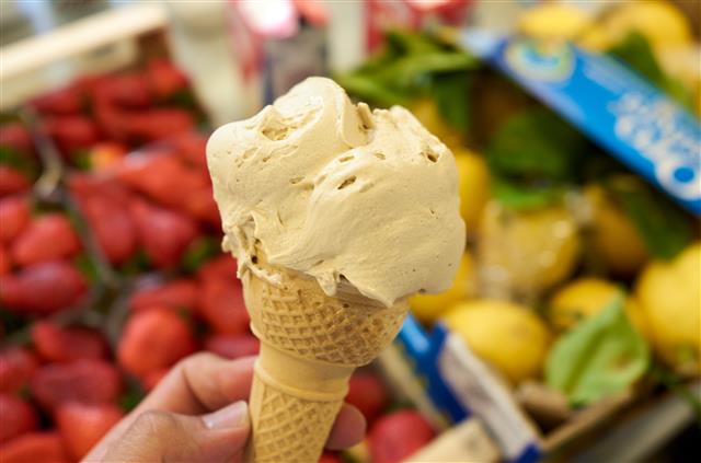 유지방, 설탕, 향료를 넣어 만든 아이스크림보다 지방이 적고 질감이 치밀한 젤라토는 쫀득한 식감이 특징이다.