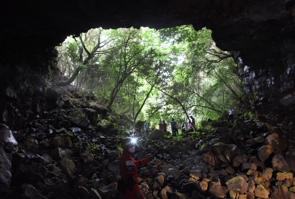 웃산전굴 안에서 밖을 본 모습. 입구에 선 사람들의 작은 모습에서 굴의 거대한 규모를 짐작할 수 있다.